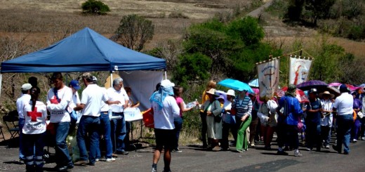 Peregrinos en puesto de socorro